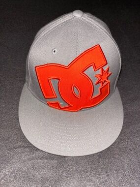 2010s men’s DC Shoe Skate boarding hat. Size 7 1/4-7 5/8. Fitted by Flexfit. EUC